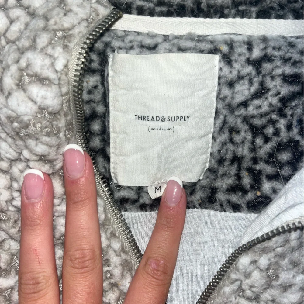 Thread and supply pullover - Picture 2 of 3